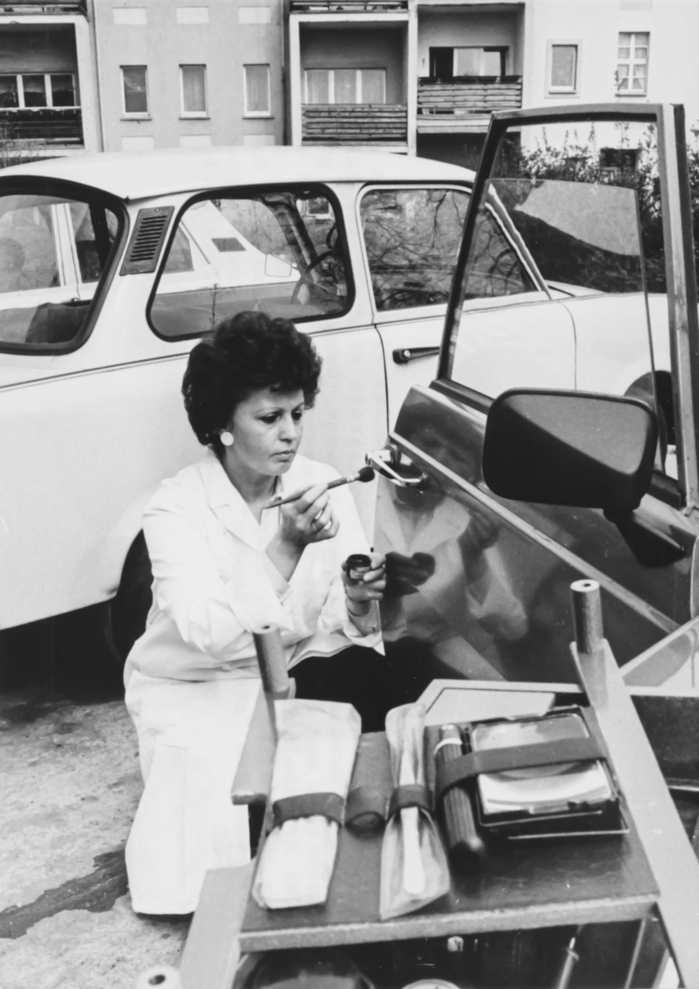 Emanzipiert und stark: Frauen aus der DDR "Polizeiruf 110": Frauen zieht es zur Kriminalpolizei Ausgelöst durch Vorbildfunktionen nicht nur im Fernsehen mit seinen Krimiformaten "Polizeiruf 110" und "Der Staatsanwalt hat das Wort" bewarben sich in den 80er Jahren sehr viele junge Frauen und Mädchen zur Ausbildung bei der bezirklich organisierten Kriminalpolizei in der DDR. Nach Abschluss eines Studiums wurden die Absolventinnen dann bei Strafverfolgung, Ermittlung und Spurensicherung eingesetzt.