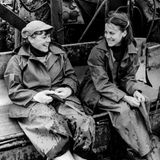 "Die Kinder von Golzow"  Das Gemüse aus dem Oderbruch (Bezirk Frankfurt/Oder), 80 Kilometer östlich der DDR-Hauptstadt, wurde vor allem nach Westberlin geliefert. Nicht nur die DDR-Bürger warteten auf frischen Kohl, Salate, Gurken und Tomaten aus dem Oderbruch. Ein großer Teil der von Renate Weinberg (l.) und Sabine Struckmeyer (r.) in der LPG (P) Golzow produzierten Lebensmittel wurden direkt exportiert und sicherten dem Staat somit notwendige Devisen.