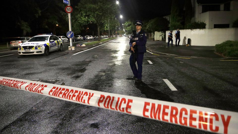 Ein Polizist in der Nähe der Moschee in Christchurch in Neuseeland, wo ein Rechtsextremist zahllose Menschen tötete