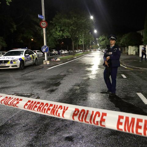 Ein Polizist in der Nähe der Moschee in Christchurch in Neuseeland, wo ein Rechtsextremist zahllose Menschen tötete