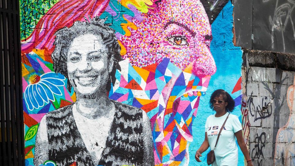 Karneval in Rio: Ihr Gesicht überall in der Stadt, ihr Name in aller Munde: Die schwarze Politikerin Marielle Franco wurde 2018 in Rio ermordet Ihr Gesicht überall in der Stadt, ihr Name in aller Munde: Die schwarze Politikerin Marielle Franco wurde 2018 in Rio ermordet