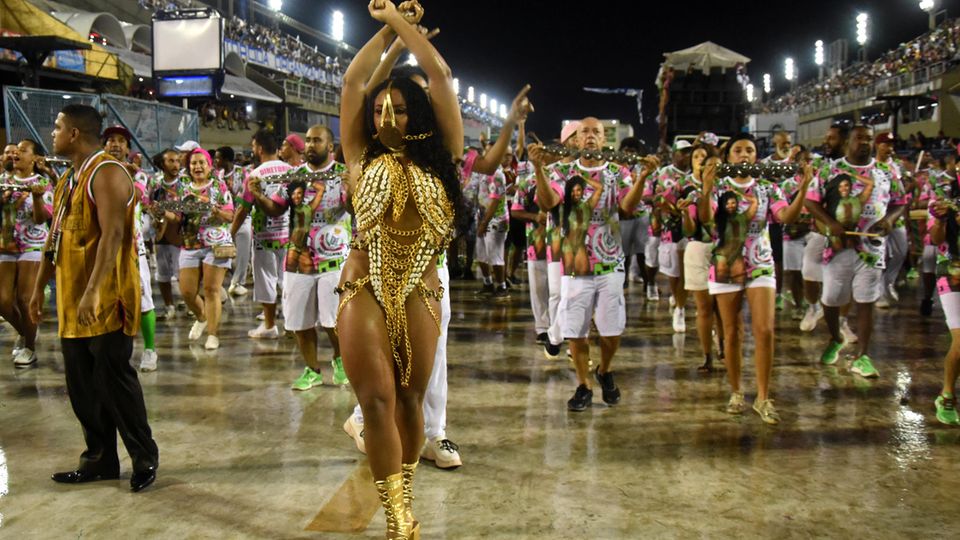 Karneval in Rio: Ketten und ein Maulkorb im Gesicht: Sambakönigin Evelyn Bastos als Sklavin Anastácia, Brasiliens schwarze Heldin Ketten und ein Maulkorb im Gesicht: Sambakönigin Evelyn Bastos als Sklavin Anastácia, Brasiliens schwarze Heldin