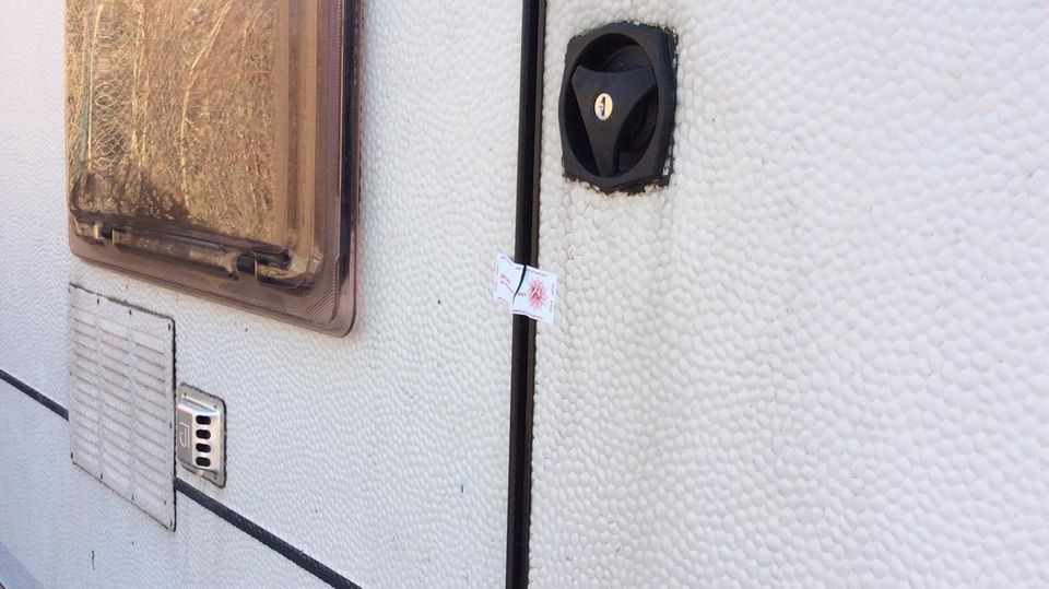 Ein dritter Campingwagen, der Andreas V. gehört, steht abseits auf einem Bauhof. Das Polizeisiegel ist gebrochen.