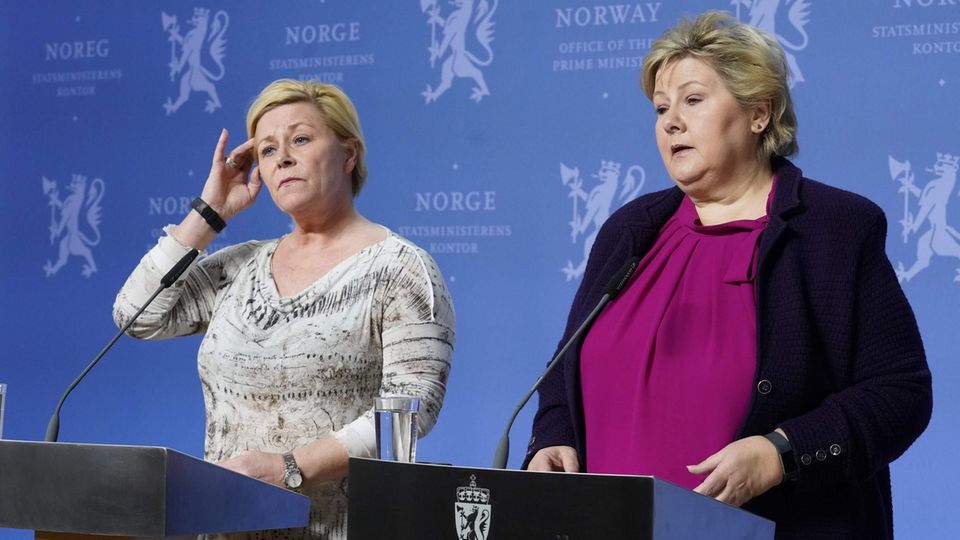 Erna Solberg bei einer Pressekonferenz Erna Solberg bei einer Pressekonferenz