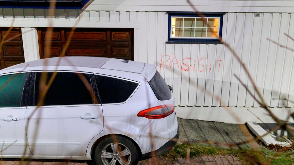 Das Haus von Tor Mikkel Wara Das Haus von Wara, beschmiert mit dem Wort "Rassist"