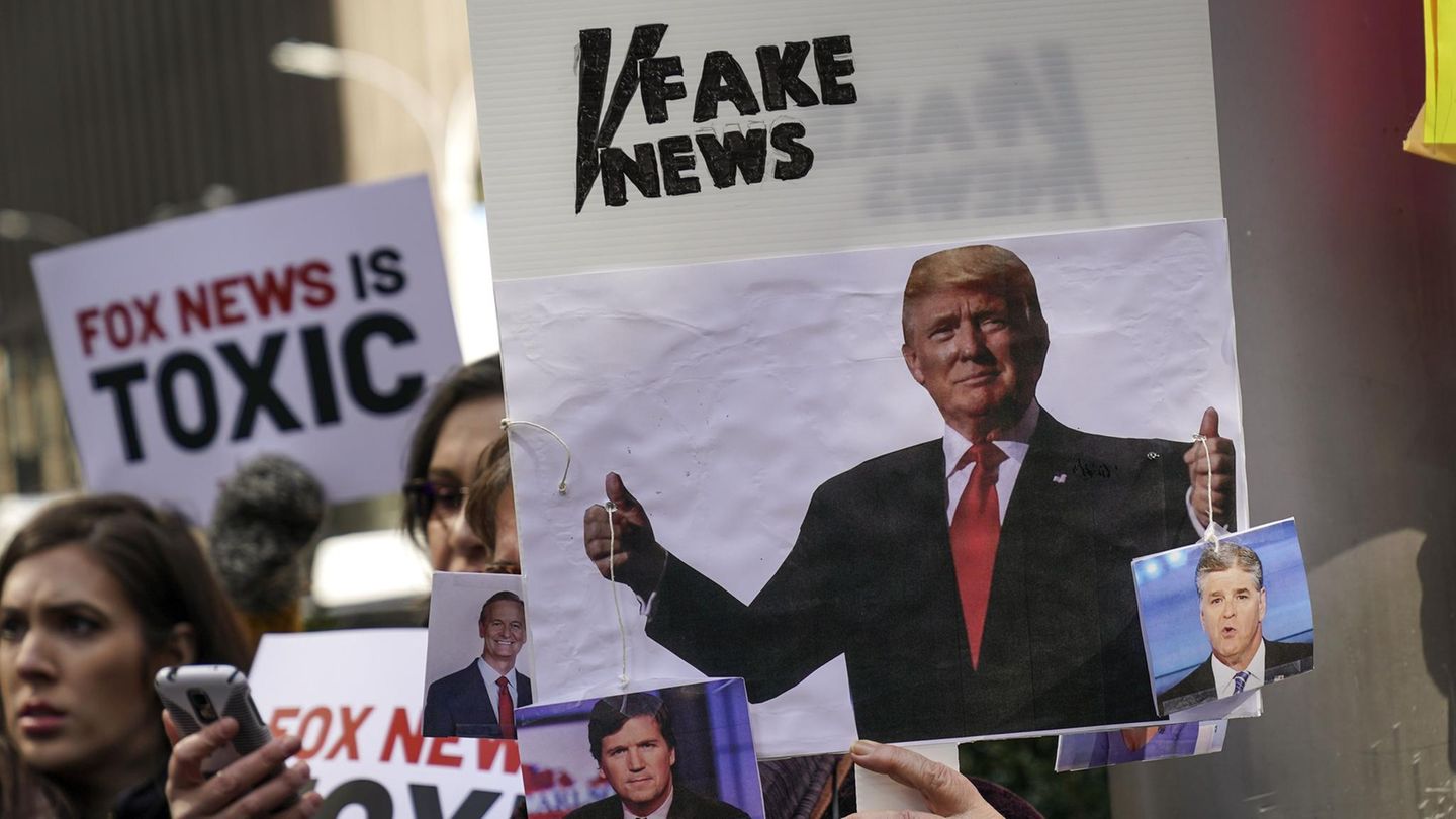 Vor der Zentrale von Fox News gab es unter der Woche Protest, vor allem gegen Tucker Carlson und Jeanine Pirro