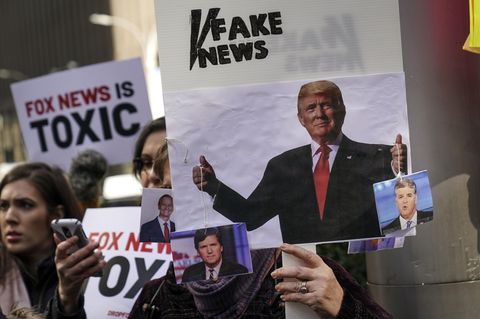 Vor der Zentrale von Fox News gab es unter der Woche Protest, vor allem gegen Tucker Carlson und Jeanine Pirro