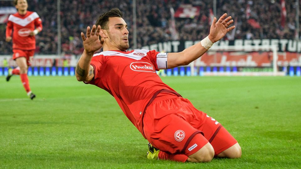 Kaan Ayhan von Fortuna Düsseldorf feiert seinen sehenswerten Treffer zum 1:0 gegen Wolfsburg Kaan Ayhan von Fortuna Düsseldorf feiert seinen sehenswerten Treffer zum 1:0 gegen Wolfsburg