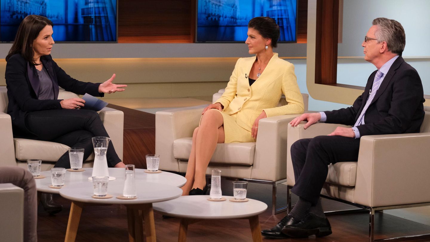 Anne Will (l.) diskutierte mit Sahra Wagenknecht (M.) und Thomas de Maizière (r.) eher die Situation von Politikern als die von "normalen Arbeitnehmern" 