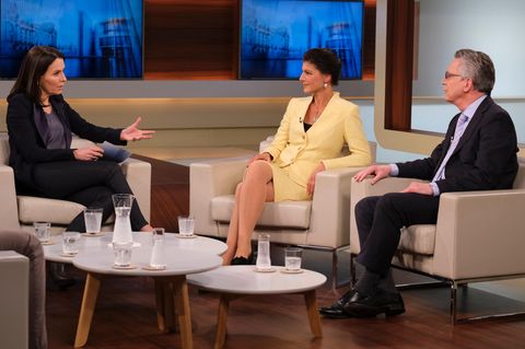 Anne Will (l.) diskutierte mit Sahra Wagenknecht (M.) und Thomas de Maizière (r.) eher die Situation von Politikern als die von "normalen Arbeitnehmern" 