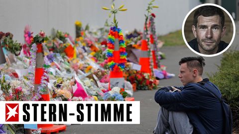 Ein Schüler sitzt vor den Blumen, die für die Opfer des Anschlags in Christchurch, Neuseeland, abgelegt wurden