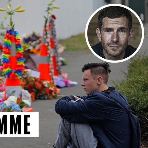 Ein Schüler sitzt vor den Blumen, die für die Opfer des Anschlags in Christchurch, Neuseeland, abgelegt wurden