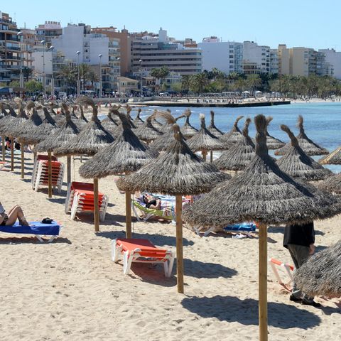 Noch geht es am Strand von Palma de Mallorca in der Vorsaison ruhig zu
