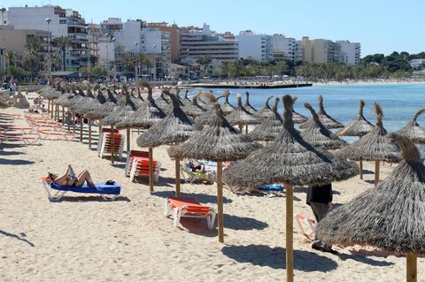 Noch geht es am Strand von Palma de Mallorca in der Vorsaison ruhig zu