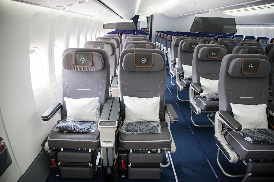 Blick in die Kabine der Premium Economy Class an Bord einer Boeing 747-8 der Lufthansa