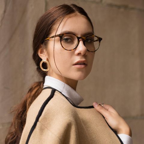 Frau mit Brille