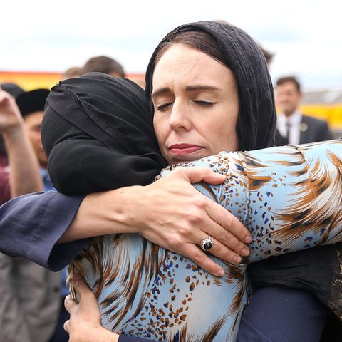 Neuseelands Premierministerin Jacinda Ardern umarmt eine Moschee-Besucherin