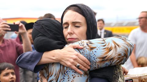Neuseelands Premierministerin Jacinda Ardern umarmt eine Moschee-Besucherin