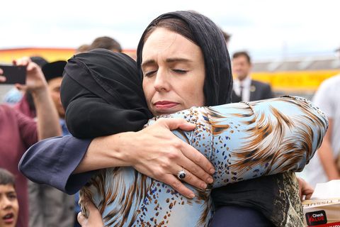 Neuseelands Premierministerin Jacinda Ardern umarmt eine Moschee-Besucherin