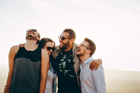 Freunde lachen zusammen