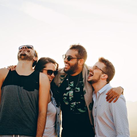 Freunde lachen zusammen
