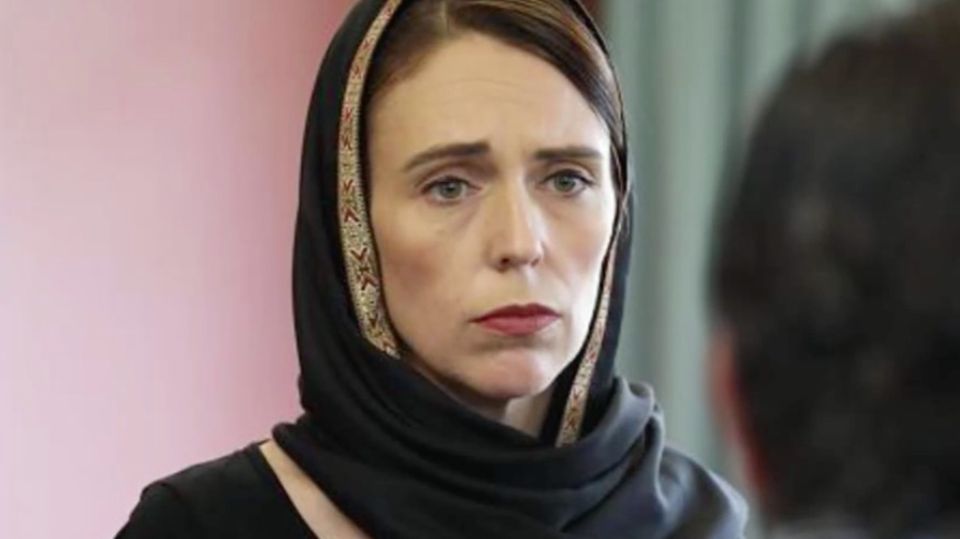 Nach Attentat in Neuseeland: Premierministerin Jacinda Arden trägt Kopftuch als Zeichen des Mitgefühls Nach Attentat in Neuseeland: Premierministerin Jacinda Arden trägt Kopftuch als Zeichen des Mitgefühls