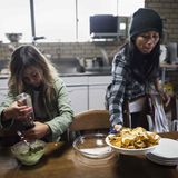 Sky füllt Soße in eine Schale