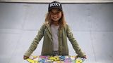Sky steht in einer Halfpipe und strahlt