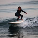 Sky auf dem Surfbrett