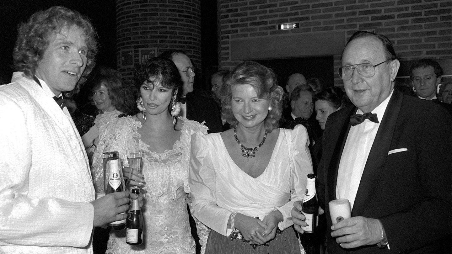 TV-Star: Schulterpolster und gelocktes Haar - Thomas und Thea bei einer Veranstaltung 1990.
