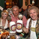 TV-Star: Dass die beiden auch gerne gemeinsam feierten, bewiesen sie bei zahlreichen Events. Passend gestylt und immer farblich aufeinander abgestimmt. Hier beim Münchner Oktoberfest 2016.