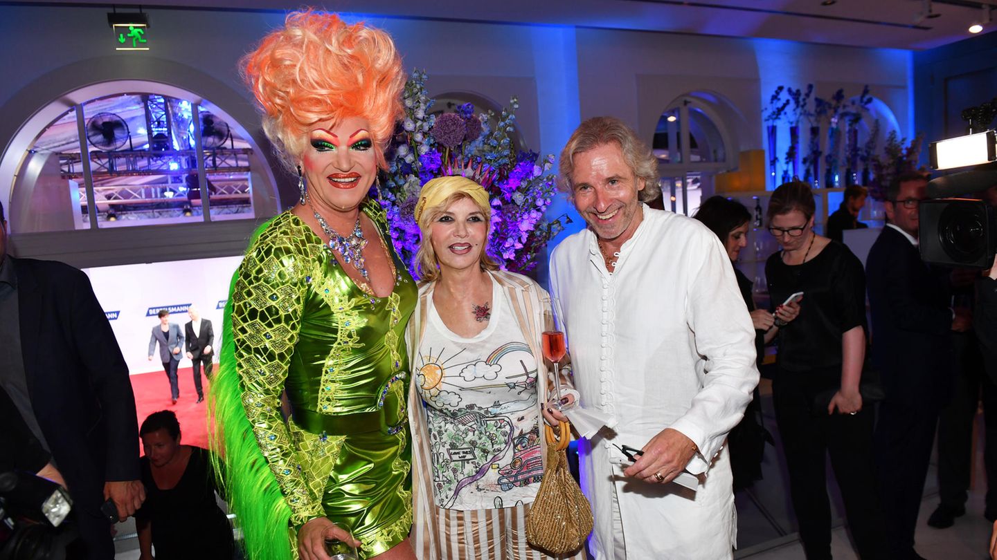 TV-Star: Gemeinsam mit Dragqueen Olivia Jones bei der Bertelsmann Party in Berlin 2016.