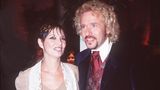TV-Star: Thomas Gottschalk im dunkelblauen Samtanzug mit Pasley Weste. Thea Gottschalk im schlichten Zweiteiler, dafür mit auffälligem Make-up, 2001.