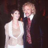 TV-Star: Thomas Gottschalk im dunkelblauen Samtanzug mit Pasley Weste. Thea Gottschalk im schlichten Zweiteiler, dafür mit auffälligem Make-up, 2001.
