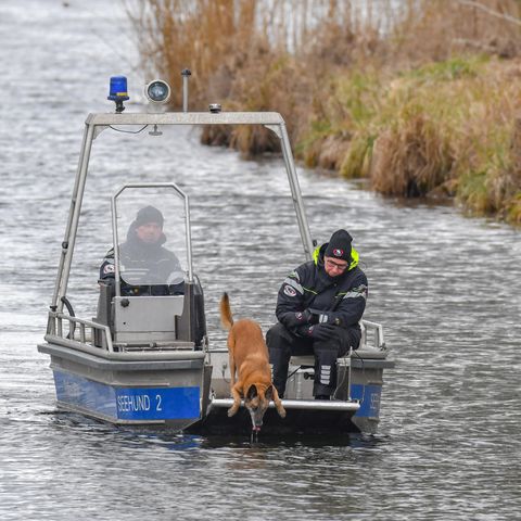 Ein Spürhund sucht auf einem See in Berlin nach Rebecca
