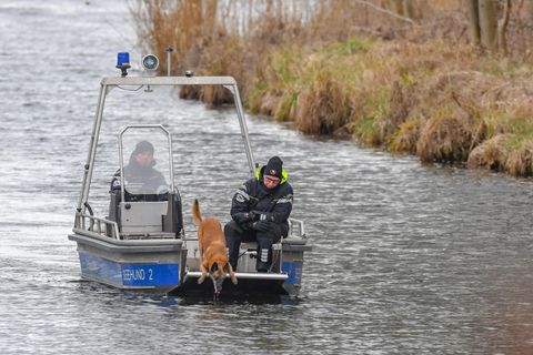 Ein Spürhund sucht auf einem See in Berlin nach Rebecca