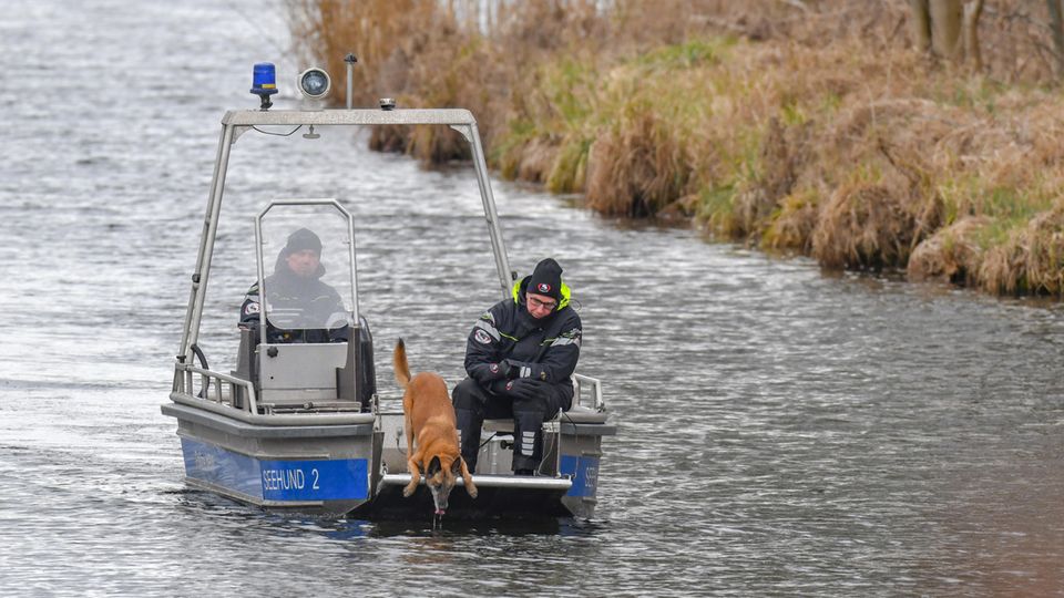 Suche nach Rebecca auf dem Wasser Ein Spürhund sucht auf einem See in Berlin nach Rebecca