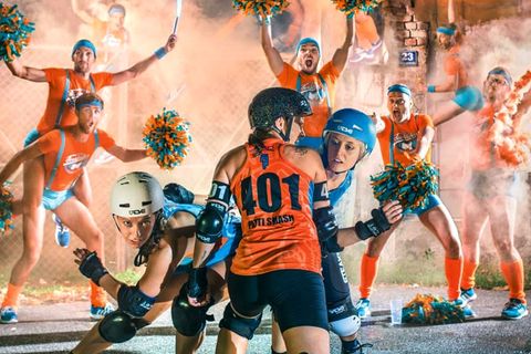 Als rein männliche Cheerleading-Mannschaft unterstützen die "Fearleaders Vienna" Rollerderby-Teams in Wien.