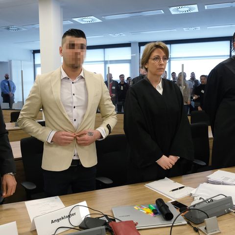 Alaa S. steht neben seiner Verteidigerin in Dresden vor Gericht
