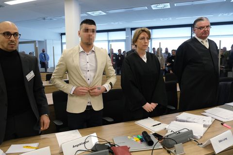 Alaa S. steht neben seiner Verteidigerin in Dresden vor Gericht