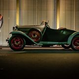 Der Chromkühlergrill steht senkrecht im Wind