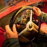 Das Holzlenkrad liegt gut in der Hand