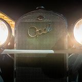 Die Scheinwerfer leuchten die Fahrbahn erstaunlich gut aus