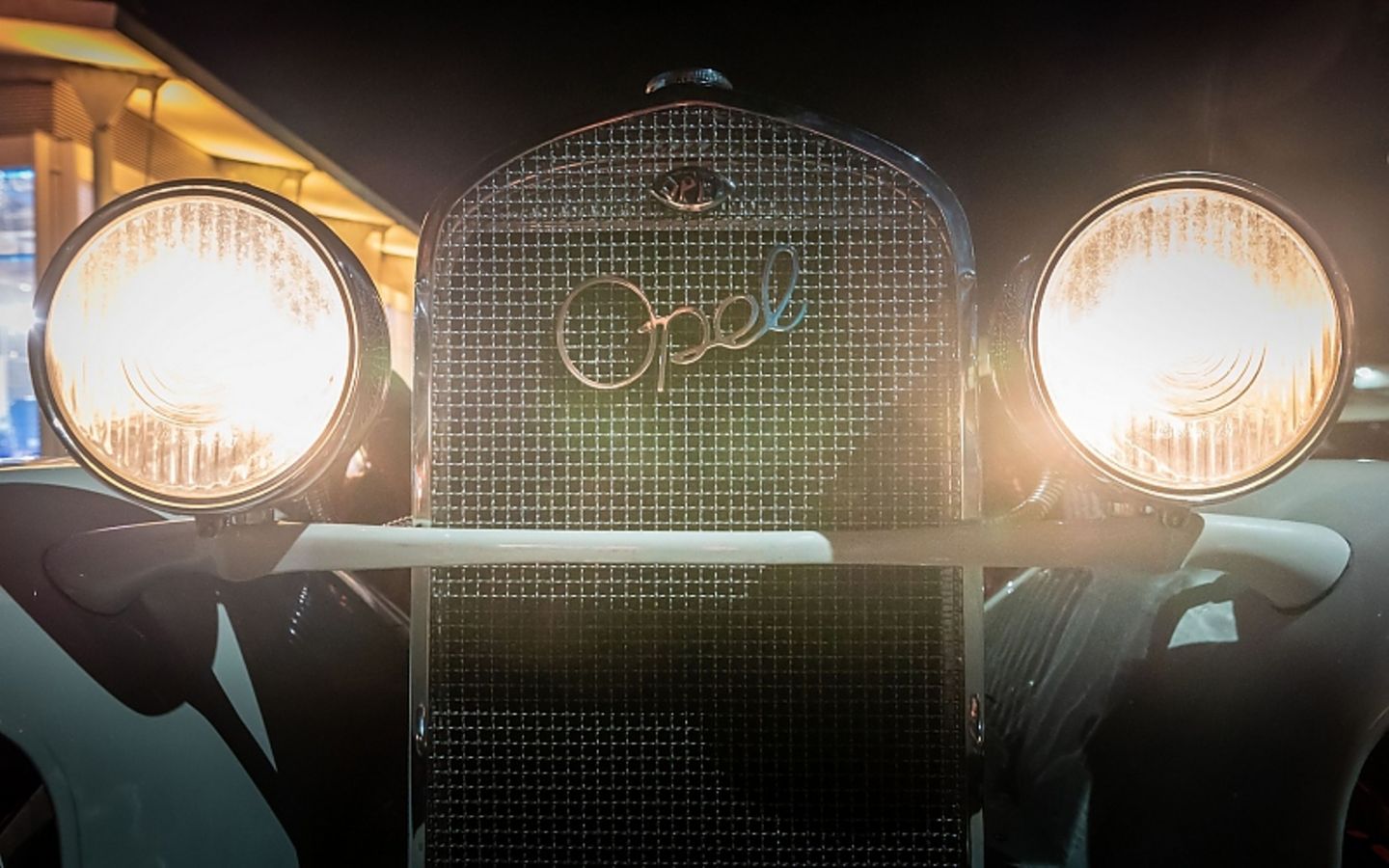 Die Scheinwerfer leuchten die Fahrbahn erstaunlich gut aus