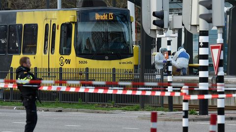 Forensiker untersuchen den Tatort - eine Straßenbahn in Utrecht