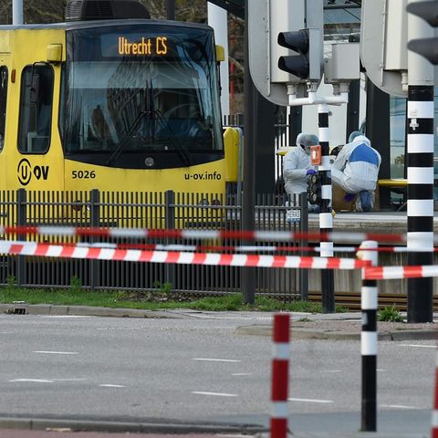 Forensiker untersuchen den Tatort - eine Straßenbahn in Utrecht
