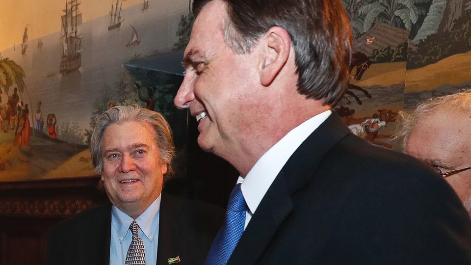 Treffen in der brasilianischen Botschaft in Washington: Brasiliens Präsident Jair Bolsonaro (r.) und Stephen Bannon, ehemaliger Chefstratege von US-Präsident Donald Trump.