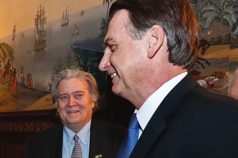 Treffen in der brasilianischen Botschaft in Washington: Brasiliens Präsident Jair Bolsonaro (r.) und Stephen Bannon, ehemaliger Chefstratege von US-Präsident Donald Trump.