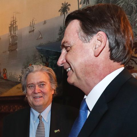 Treffen in der brasilianischen Botschaft in Washington: Brasiliens Präsident Jair Bolsonaro (r.) und Stephen Bannon, ehemaliger Chefstratege von US-Präsident Donald Trump.