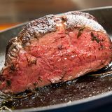 Schritt 2: Fleisch in heißem Pflanzenöl von allen Seiten gleichmäßig anbraten. Danach kurz zur Seite stellen und mit dem Sud für das Fleisch weiter machen.